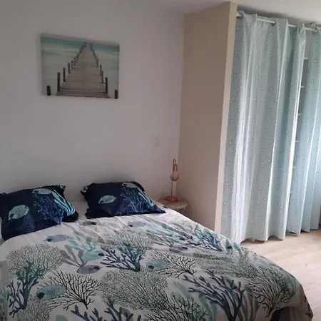 Nice Apt On The First Floor Opening On A Garden شقة *